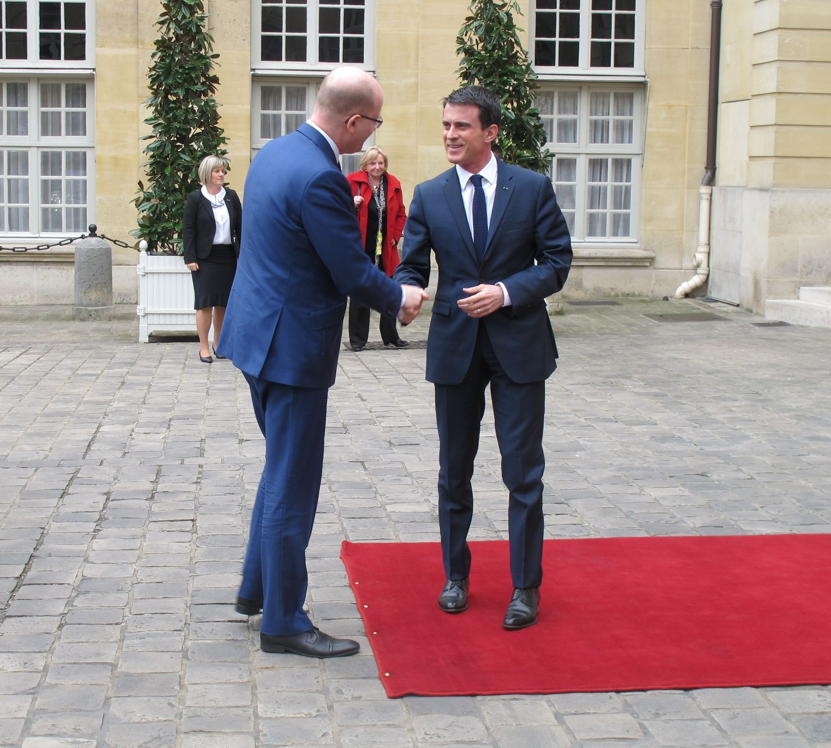 Premiér Bohuslav Sobotka s francouzským protějškem Manuelem Vallsem