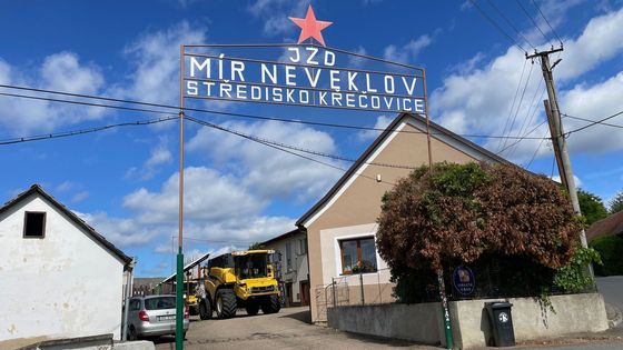 "Otíku, jsi doma?" Družstevníci obsadili lány a Vesnička má středisková zase ožívá
