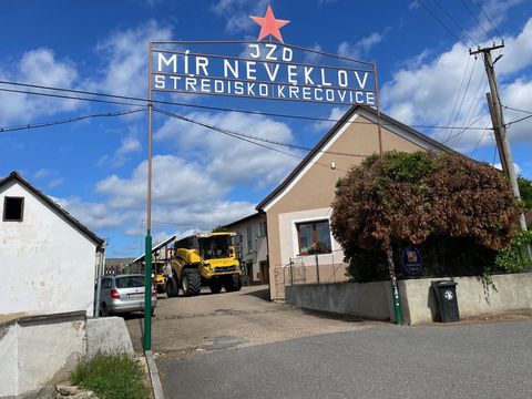 "Otíku, jsi doma?" Družstevníci obsadili lány a Vesnička má středisková zase ožívá