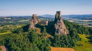 Pohled na zříceninu hradu Trosky se turistům při projíždění Českým rájem naskytne často. Hrad tvoří dvě věže - přezdívané Panna a Baba, ze kterých je vidět do okolní krajiny, a když je příznivé počasí, lze odsud pozorovat například Mladou Boleslav, Krkonoše, Prahu, Jizerské hory i velkou část Českého ráje. Probíhají zde i různé akce, například sokolnické ukázky nebo ochutnávka vín při západu slunce. I v okolí hradu se nachází mnoho turistických cílů.