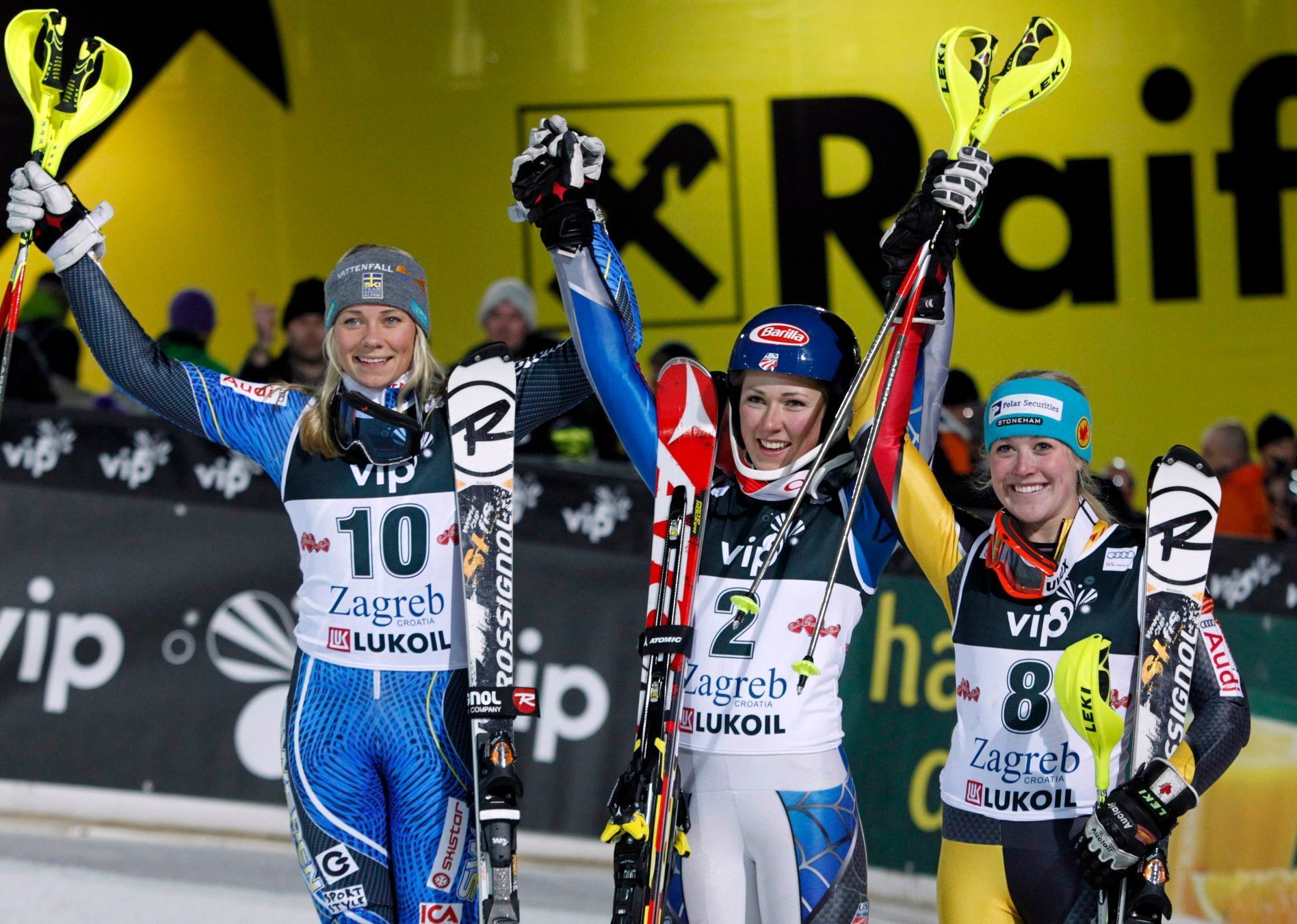 Lyžařky Frida Hansdotter ze Švédska, Mikaela Shiffrinová z USA a Erin Mielzynskiová z Kanady na stupních vítězů