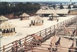 Africký kemp v zoo (kolem roku 1969). Součástí bylo několik přístřešků k odpočinku návštěvníků a letní občerstvení. Dnes je na tomto místě pavilon goril a výběhy antilop.