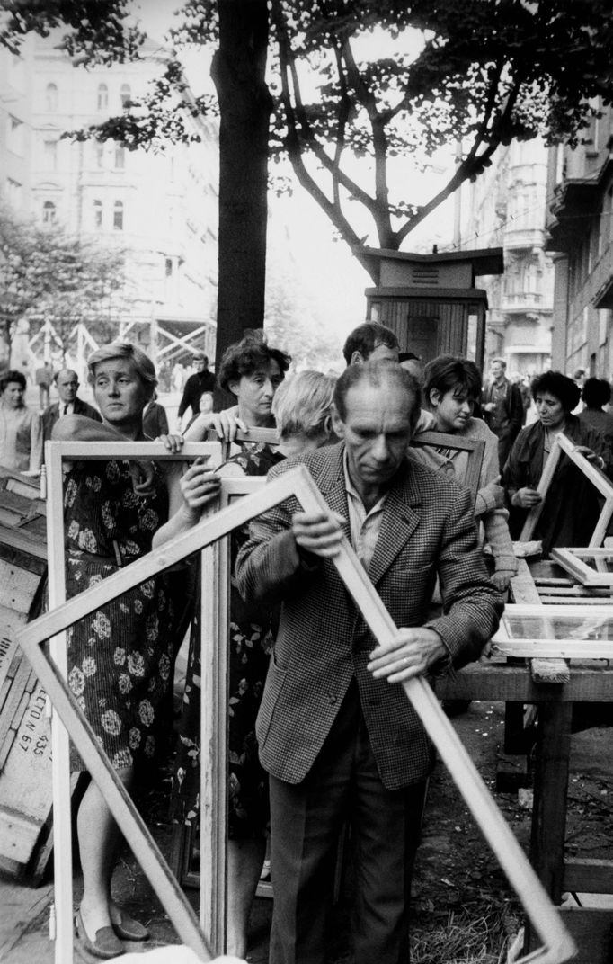 Fotografie z výstavy Archiv skrytých významů v pražské Leica Gallery (Dias, Huszár, Golisová, 2024)