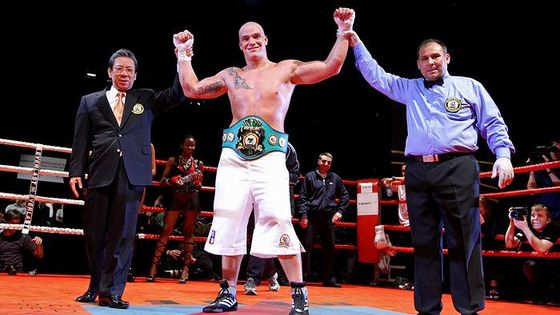 Český boxer rozjásal Prahu. Tvrdými údery