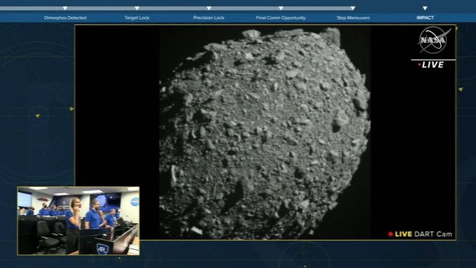 Díky sondě DART dnes víme, že NASA je schopna nebezpečný asteroid ve vesmíru trefit.