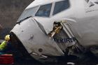 25. února - Od začátku roku neuběhly ani dva měsíce a svět obletěly další děsivé snímky. Poblíž amsterdamského letiště Schipol havaroval letoun Turkish Airlines se 135 lidmi na palubě. Při dopadu na zem se rozlomil na tři části. Většina pasažérů ovšem katastrofu zázračně přežila. Podle oficiálních údajů zemřelo devět lidí, dalších 50 bylo zraněno.