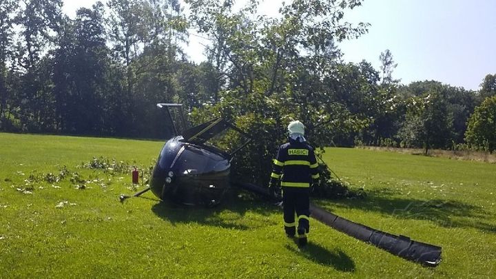 V zámeckém parku v Žamberku havaroval při vzletu vrtulník, jeden zraněný