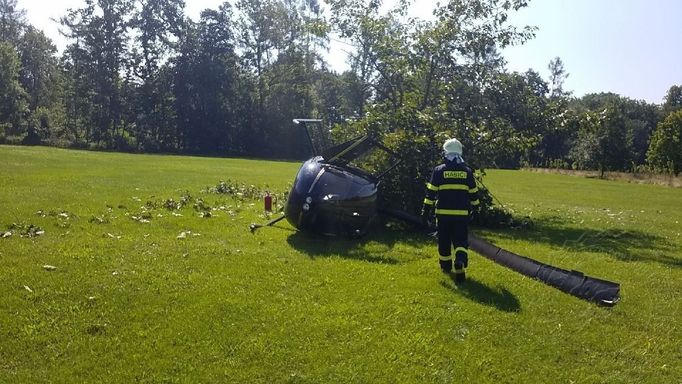 Spadlý vrtulník v Žamberku.