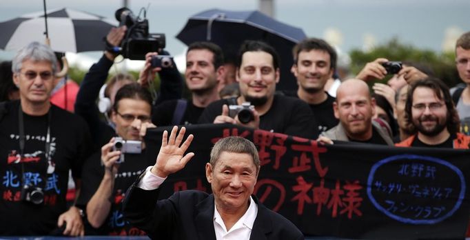 Japonský režisér Takeshi Kitano pózuje s členy italského fanclubu při uvedení svého nového soutěžního filmu "Outrage Beyond".