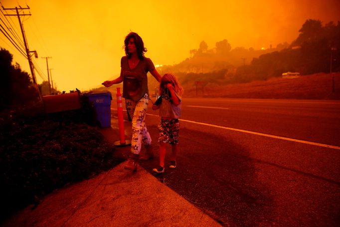 Gabi a Jonah Franková jdou po pobřežní silnici (Pacific Coast Highway) v okamžiku, kdy požár Woolsey Fire ohrožuje jejich domov v Malibu.