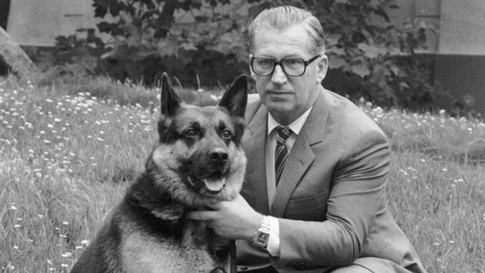Hlídej, nikoho nepusť ven! Komunistický premiér Lubomír Štrougal na zahradě se svým psem v říjnu 1984.