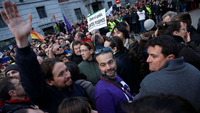 "Pochodu za změnu" se v Madridu zúčastnil i lídr strany Podemos Pablo Iglesias (na snímku mává na pozdrav demonstrantům).