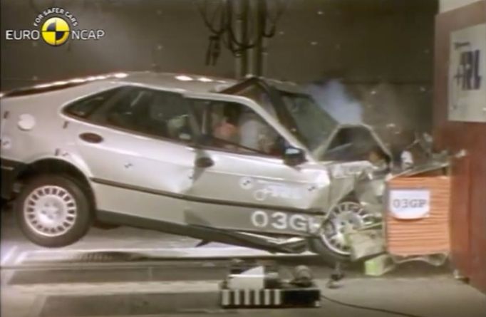 Crash test Saabu 900 z roku 1997