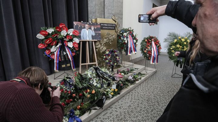 Foto: Poslední sbohem Václavu Vorlíčkovi. S režisérem se rozloučila rodina i kolegové