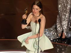 Emma Stone přebírá Oscara za výkon ve filmu Chudáčci.