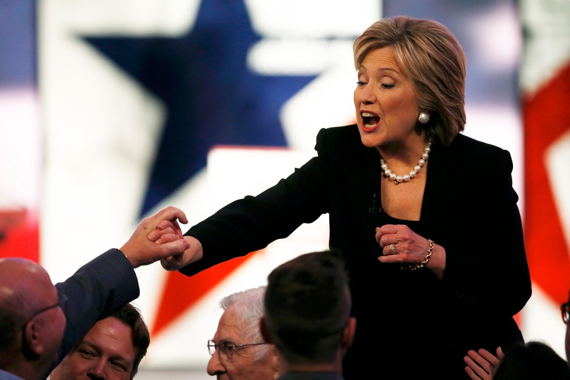 Bývalá ministryně zahraničí Hillary Clintonová se zdraví se svými příznivci před druhou televizní debatou demokratických kandidátů