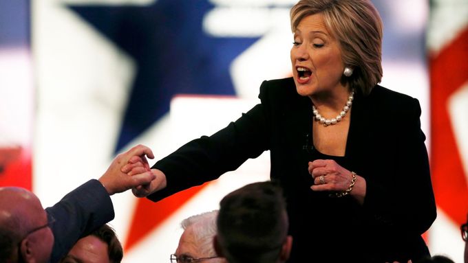 Bývalá ministryně zahraničí Hillary Clintonová se zdraví se svými příznivci před druhou televizní debatou demokratických kandidátů.