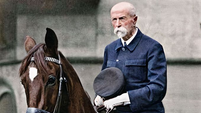 T.G. Masaryk ve věku 83 let. Snímek je pořízen z vojenské přehlídky roku 1933, při které pan prezident-osvoboditel naposled jel na koni. Kolorovaná fotografie.