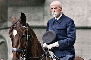 Masaryk, jak jste ho ještě neviděli. Barevné fotky z plesu i poslední jízdy na koni