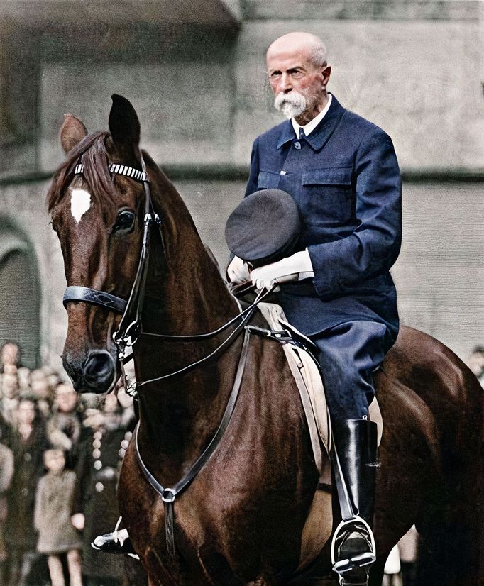 T.G. Masaryk ve věku 83 let. Snímek je pořízen z vojenské přehlídky roku 1933, při které pan prezident-osvoboditel naposled jel na koni. Kolorovaná fotografie.