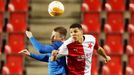 Borna Barišič a Alexander Bah v prvním zápase osmifinále EL Slavia - Glasgow Rangers