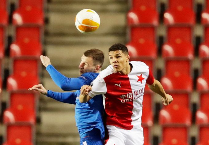 Borna Barišič a Alexander Bah v prvním zápase osmifinále EL Slavia - Glasgow Rangers