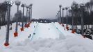 Snowboarders practice in the half pipe at the Extreme Park, a Sochi 2014 Winter Olympics venue for the snowboard and skiing freestyle events in Rosa Khutor near Sochi February 12, 2013. Although many complexes and venues in the Black Sea resort of Sochi mostly resemble building sites that are still under construction, there is nothing to suggest any concern over readiness. Construction will be completed by August 2013 according to organizers. The Sochi 2014 Winter Olympics opens on February 7, 2014. REUTERS/Kai Pfaffenbach (RUSSIA - Tags: CITYSCAPE BUSINESS CONSTRUCTION ENVIRONMENT SPORT OLYMPICS) Published: Úno. 12, 2013, 11:16 dop.