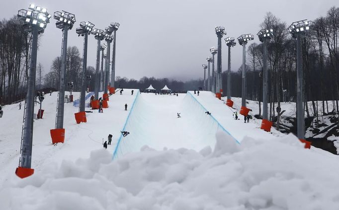 Snowboarders practice in the half pipe at the Extreme Park, a Sochi 2014 Winter Olympics venue for the snowboard and skiing freestyle events in Rosa Khutor near Sochi February 12, 2013. Although many complexes and venues in the Black Sea resort of Sochi mostly resemble building sites that are still under construction, there is nothing to suggest any concern over readiness. Construction will be completed by August 2013 according to organizers. The Sochi 2014 Winter Olympics opens on February 7, 2014. REUTERS/Kai Pfaffenbach (RUSSIA - Tags: CITYSCAPE BUSINESS CONSTRUCTION ENVIRONMENT SPORT OLYMPICS) Published: Úno. 12, 2013, 11:16 dop.