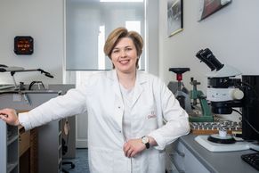 Z učňovské dílny do světa luxusních hodinek. Hodinářku stroje času provází od dětství