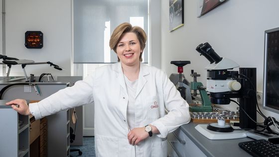 V Praze zakotvila ve známém hodinářství. Anna přibližuje práci se stroji času