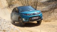 Se Suzuki Vitara za 386 700 korun si rozhodně nezařádíte tak, jako s tím na obrázku, protože hrabe pouze předními koly. Pohání ho benzinová šestnáctistovka.