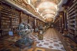 Kromě volně přístupných studoven má i další části, kam už se běžný student či čtenář nepodívá. Jednou z nich je vzácná barokní knihovna, označovaná za nejkrásnější knihovní sál na světě.