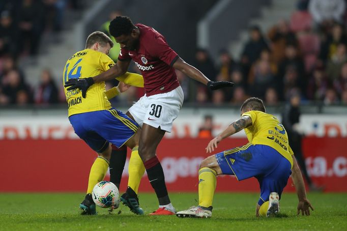 Martin Cedidla a Benjamin Tetteh v zápase 23. kola Sparta - Zlín