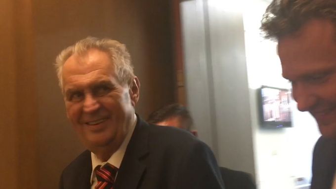 Miloš Zeman se při odchodu ze Sněmovny vtipkoval s předsedou Poslanecké sněmovny Radkem Vondráčkem.
