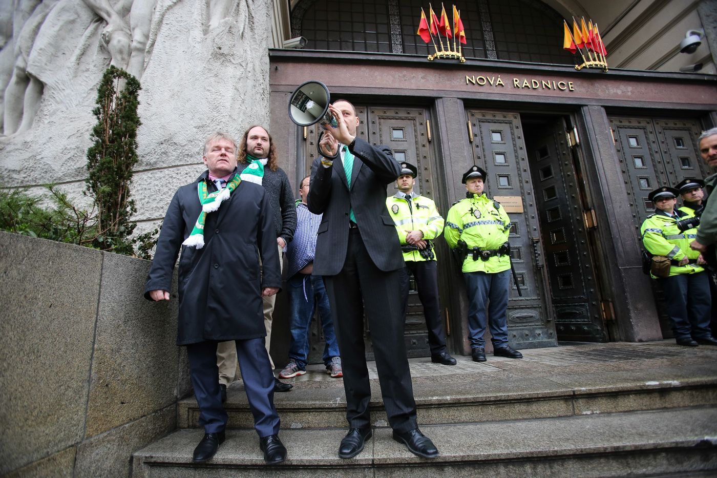 Demonstrace fanoušků Bohemians před magistrátem 31.3. + zastupitelstvo