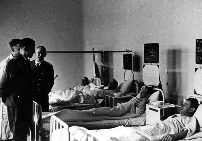 Otto von Wächter při návštěvě zraněných ve vojenské nemocnici v Krakově, 1940.