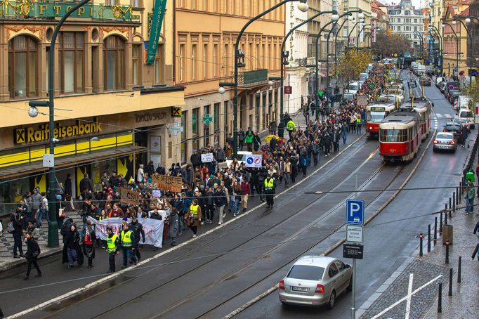 Protest studentů a odborů proti opatřením vlády Petra Fialy.