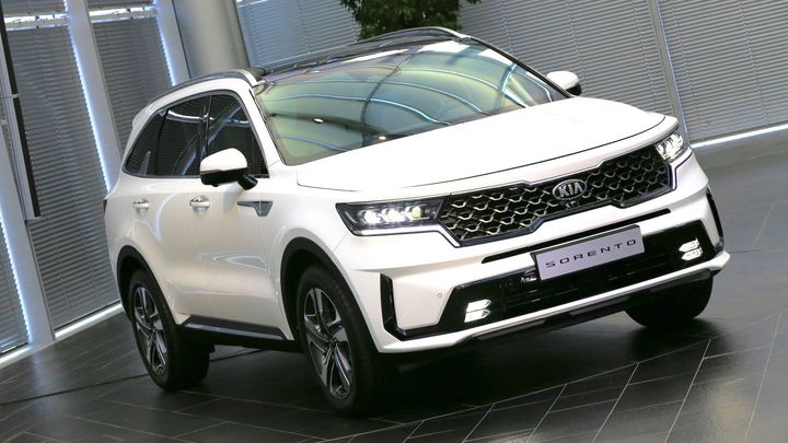 Proti Škodě Kodiaq poprvé s hybridem. Kia představila nové Sorento, sází na elektřinu