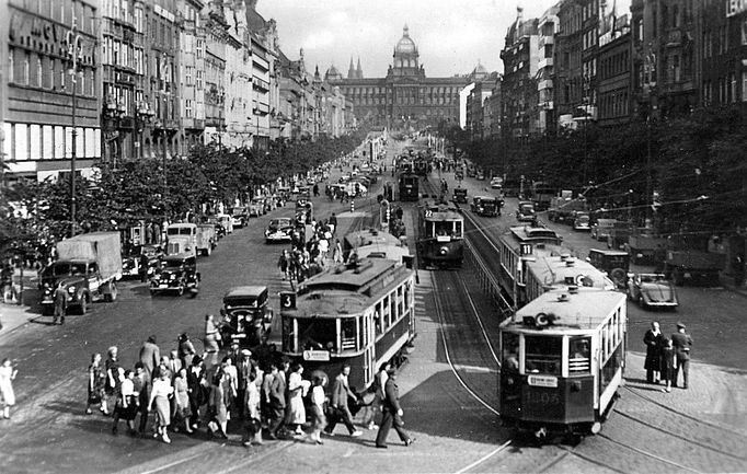 Křižovatka na Můstku s rozřaďovacími kolejemi. Asi v polovině 50. let.