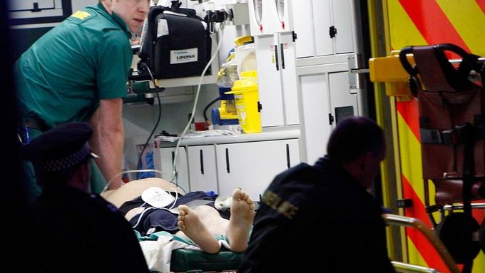 Pozdě večer oznámila britská policie smrt jednoho z demonstrantů, který během protestů zkolaboval a lékaři u něj po převozu do nemocnice konstatovali zástavu srdce.