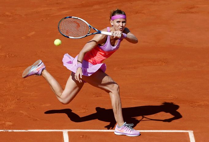 Lucie Šfářová v semifinále French Open 2015 proti Aně Ivanovičové