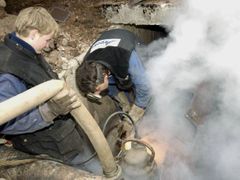 Pracovníci firmy Arpoka opravují netěsnost na potrubí teplovodu v Hradci Králové