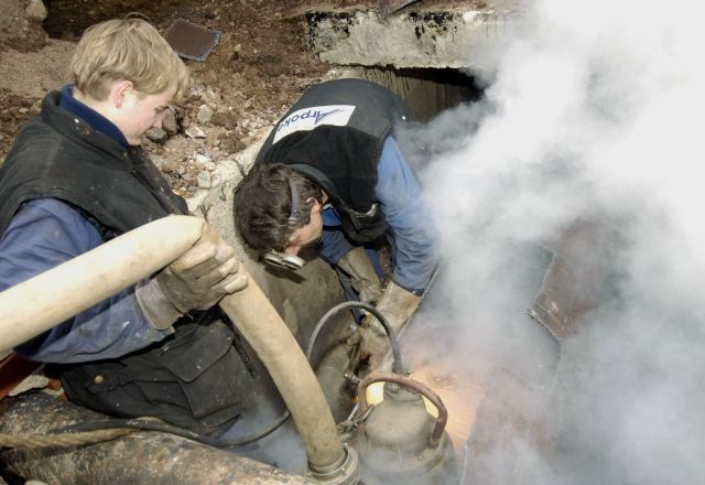 Dělníci opravují havárii horkovodu v Hradci Králové