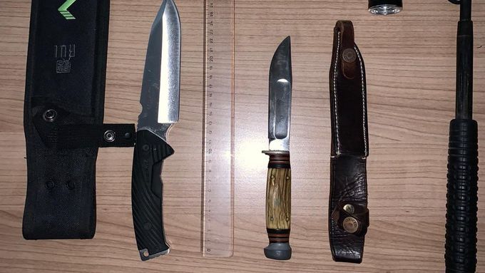 Nože a další věci, které policie útočníkovi zabavila.