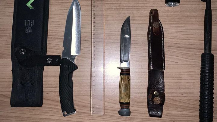 Policie obvinila muže, který se ve čtvrtek chtěl s noži dostat do sněmovny
