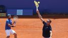 Tenis, Prague Open 2013, čtyřhra: Vahid Mirzadeh (modrý) a Denis Zivkovic