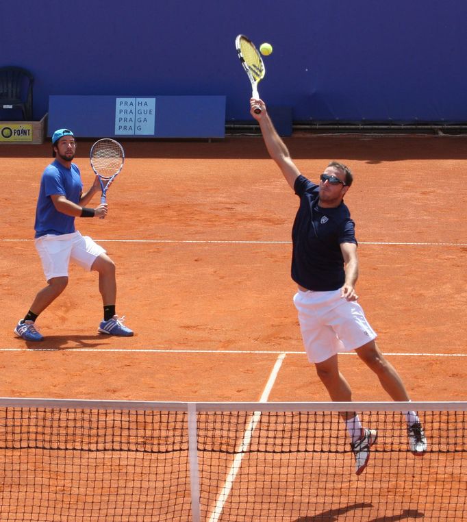 Tenis, Prague Open 2013, čtyřhra: Vahid Mirzadeh (modrý) a Denis Zivkovic