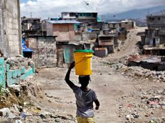 K epidemii přispěly katastrofální hygienické podmínky na Haiti, zničeném zemětřesením