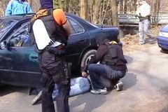 Všechny zastřelím, řval muž na děti v domově