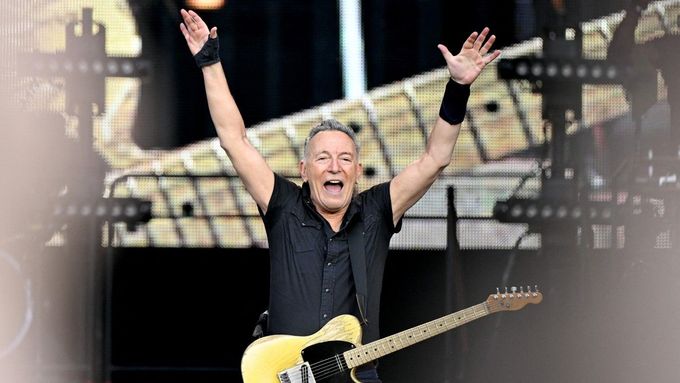 Bruce Springsteen (na snímku z úterního koncertu ve Vídni) umí jednou písní odvyprávět celý život.